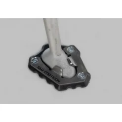 Base maggiorata per cavalletto laterale Nero/Argento. Triumph Speed Triple 1200 RS (21-).