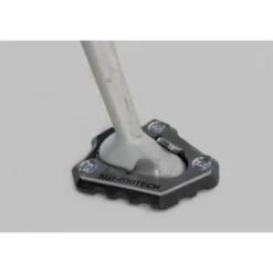 Base maggiorata per cavalletto laterale Nero/Argento. Triumph Speed Triple 1200 RS (21-).