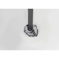Base maggiorata per cavalletto laterale Sw-Motech Nero/Argento. Triumph Trident 660 (24-).