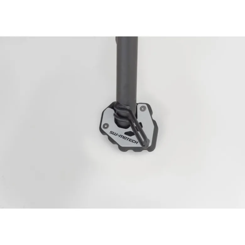 Base maggiorata per cavalletto laterale Sw-Motech Nero/Argento. Triumph Trident 660 (24-).