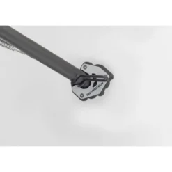 Base maggiorata per cavalletto laterale Sw-Motech Nero/Argento. Triumph Trident 660 (24-).
