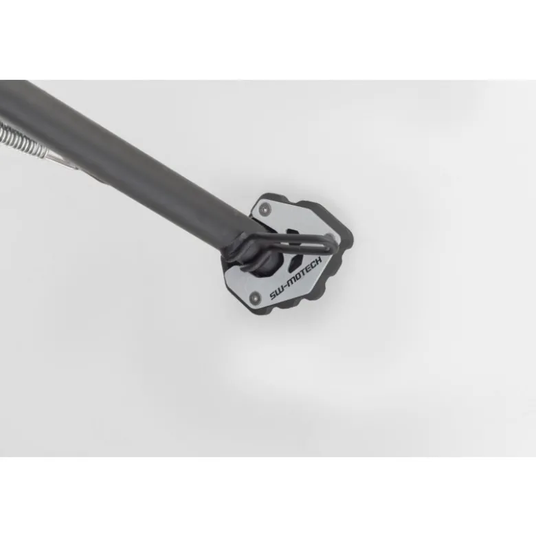 Base maggiorata per cavalletto laterale Sw-Motech Nero/Argento. Triumph Trident 660 (24-).