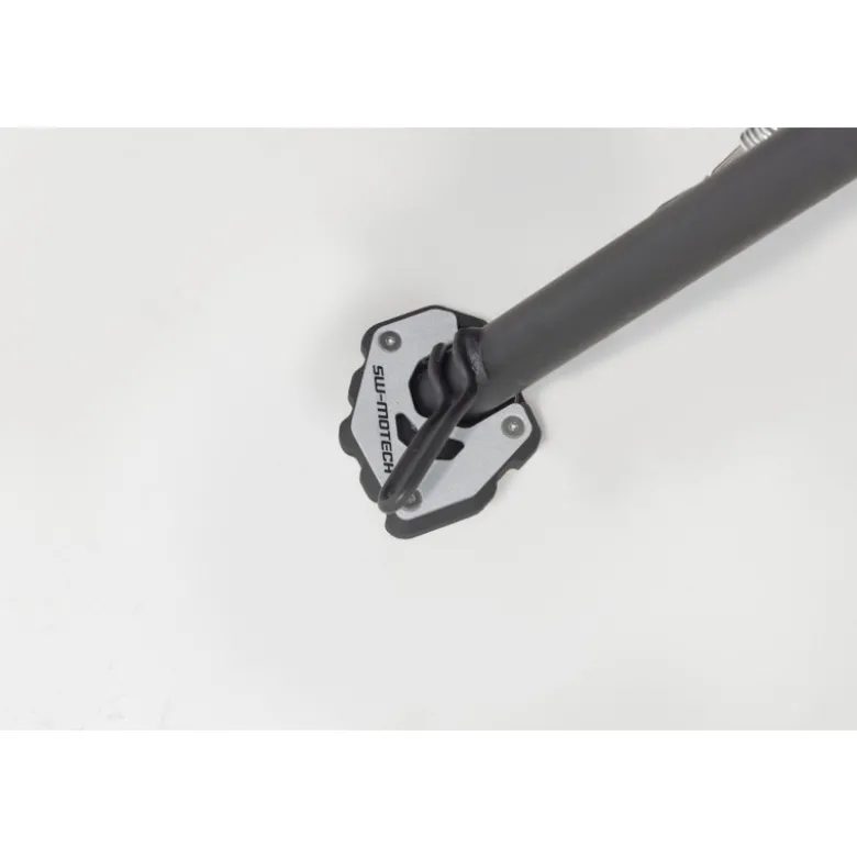 Base maggiorata per cavalletto laterale Sw-Motech Nero/Argento. Triumph Trident 660 (24-).