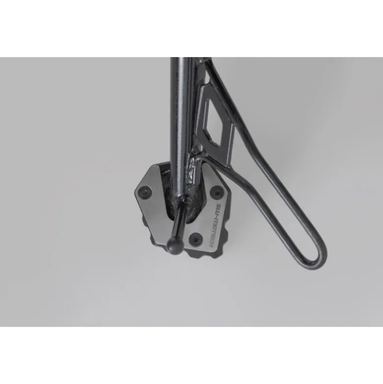 Base maggiorata per cavalletto laterale Sw-Motech Nero/Argento. Moto Guzzi V85 TT (24-).