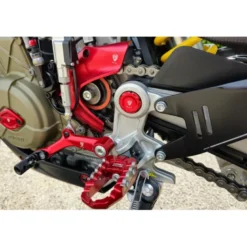 Cnc Racing PEV07R Tappi per viti centrali pedane originali Ducati Rosso