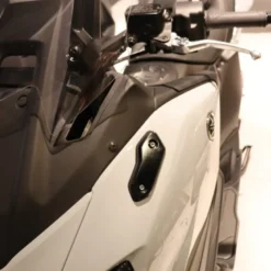 Far - Tappo Copriforo Destro Cnc Per Yamaha Tmax 560 2025 FAR-8205DXCNC