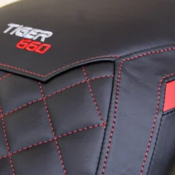 Rivestimento sella compatibile Triumph Tiger 660 (21-24) modello Derry Special Edition Comfort System